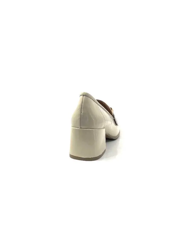 mocassins__talon_ivoire__cuir_vernis_beige_19.webp Ivoire0351a Mocassins à Talon Ivoire 9575845 Cuir Vernis Beige Discount